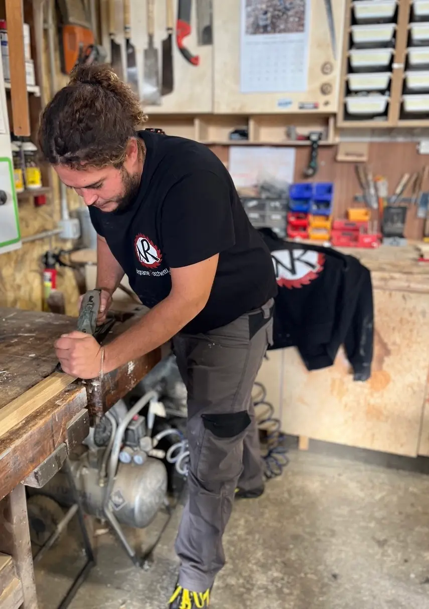 Nicola Rocchetti al lavoro nel laboratorio